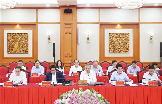 Bộ Chính trị cho ý kiến về công tác chuẩn bị Đại hội Đảng bộ TP Hà Nội và Đảng bộ TP Hồ Chí Minh