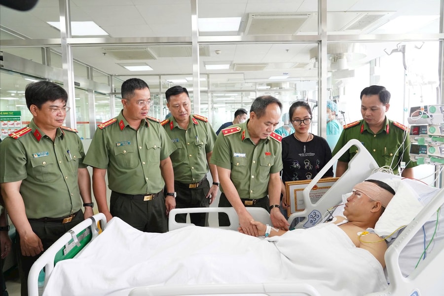 Giám đốc công an Hà Nội thăm hỏi, động viên cán bộ bị thương khi làm nhiệm vụ