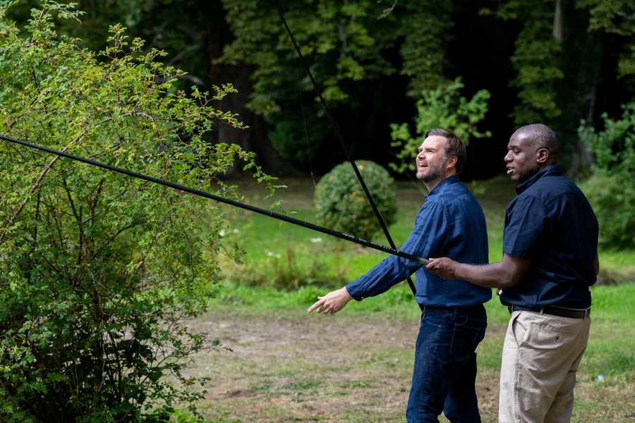 Ngoại trưởng Anh nhận cảnh cáo vì câu cá không phép cùng Phó Tổng thống Mỹ