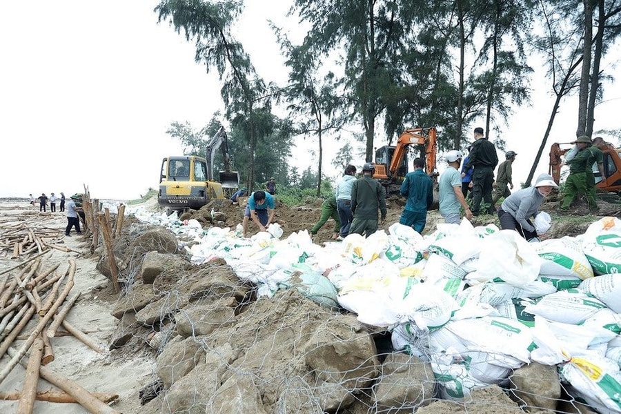 Toàn hệ thống chính trị tỉnh Hà Tĩnh vào cuộc ứng phó bão số 5 với phương châm ‘4 tại chỗ’