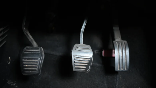 Chuyện gì xảy ra khi đạp ga và thắng cùng lúc?