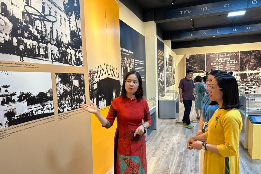 Chiêm ngưỡng 160 tài liệu hiện vật kể chuyện Bình dân học vụ