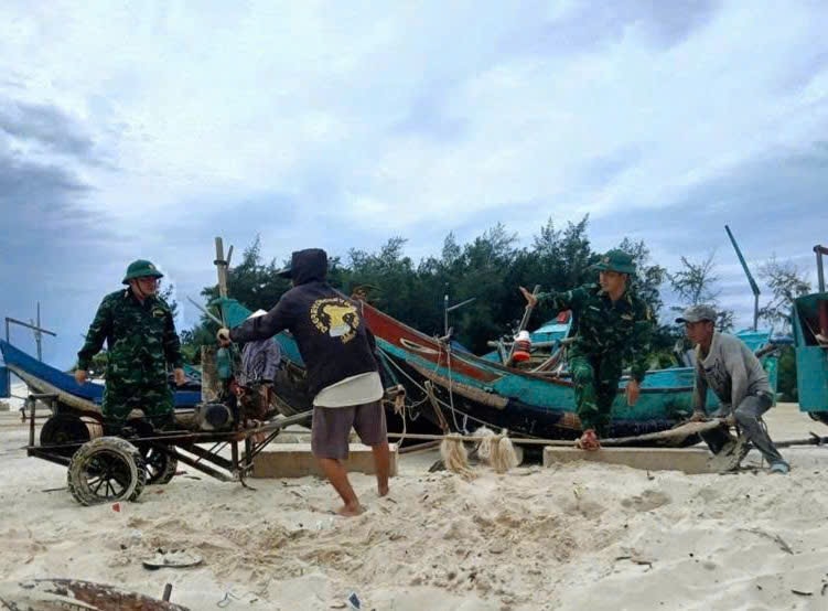 Bộ đội Biên phòng Quảng Trị đồng loạt ra quân hỗ trợ nhân dân ứng phó bão số 5