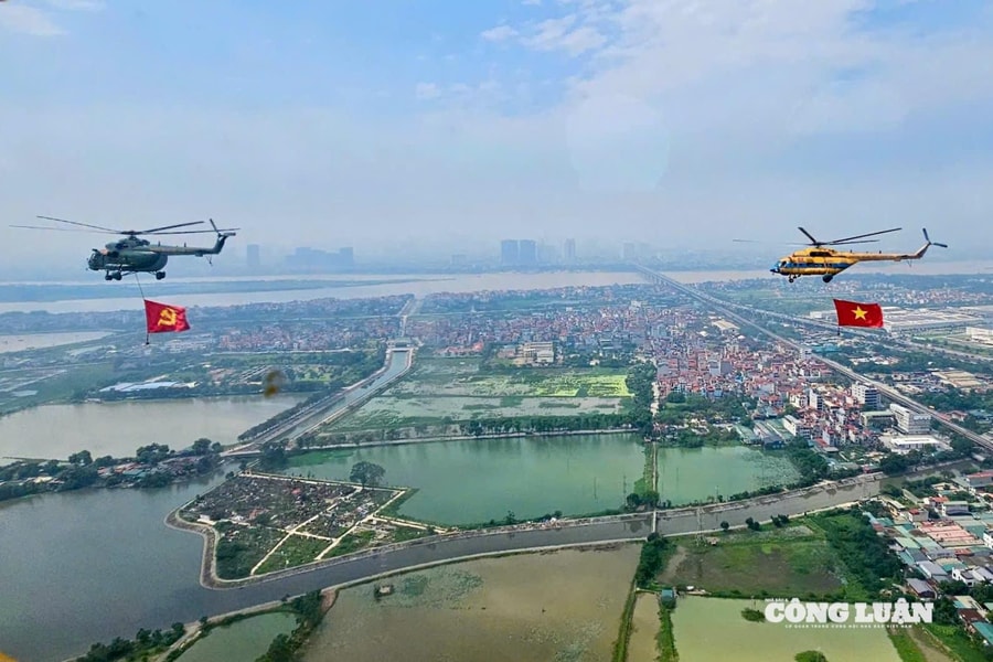 Chiêm ngưỡng trực thăng treo cờ Tổ quốc, 'hổ mang chúa' Su-30MK2 gầm rú trên bầu trời Thủ đô