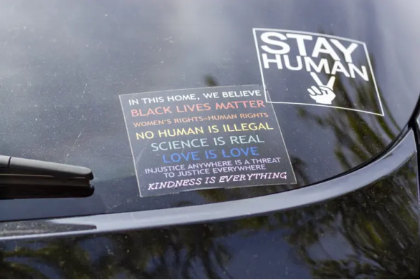 Vì sao nên gỡ ngay sticker và decal khỏi xe?