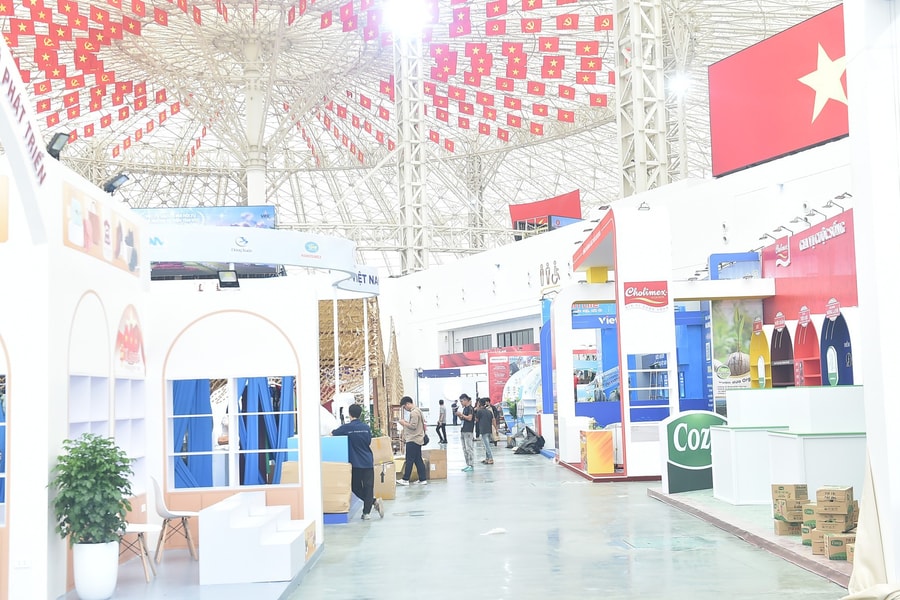 Hoàn thiện các gian hàng đúng tiến độ, sẵn sàng cho ngày khai mạc Triển lãm thành tựu Đất nước