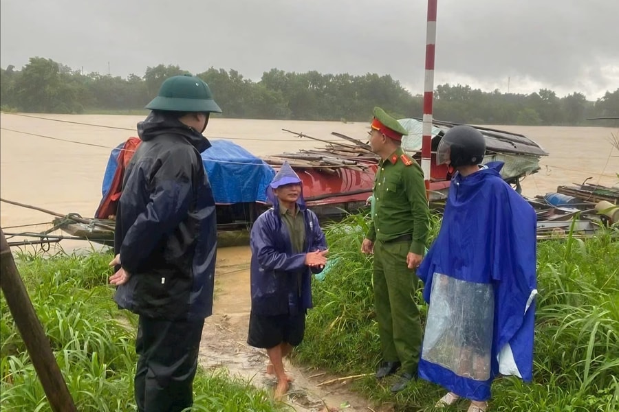 Thanh Hóa: Cứu vớt kịp thời 10 công nhân bị rơi xuống suối