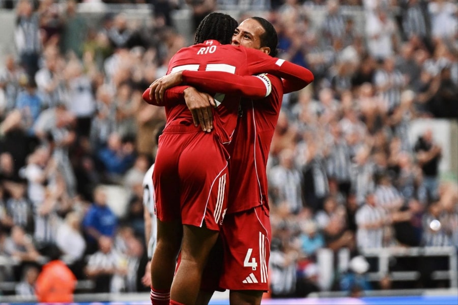 Liverpool thắng siêu kịch tính Newcastle nhờ tài năng 16 tuổi, Ngoại hạng Anh 'nóng' ngay từ những vòng đầu