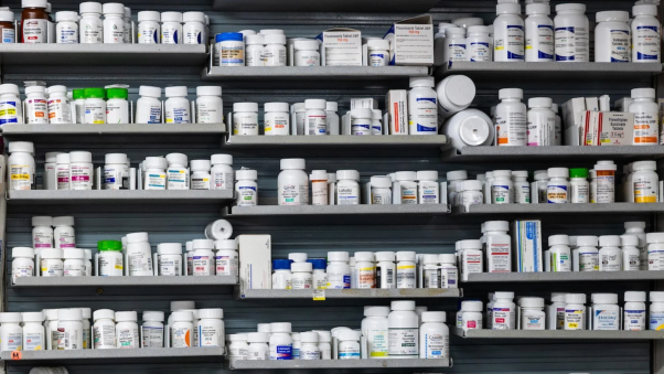 Tổng thống Donald Trump hứa hẹn giảm giá thuốc tới 1500%