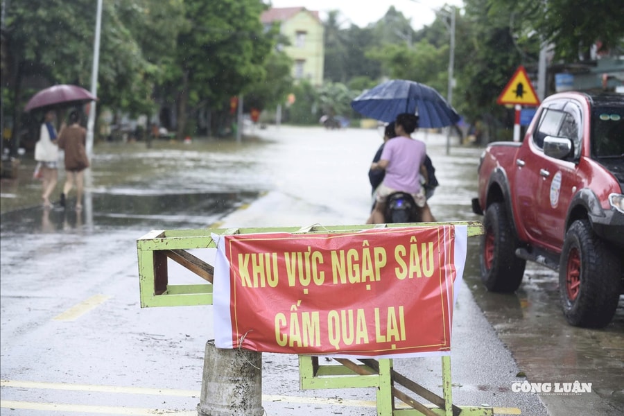 Nhiều hộ dân tại Thanh Hóa không kịp trở tay vì nước lũ lên nhanh