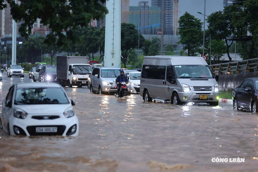 Cảnh báo nhiều tuyến phố Hà Nội ngập sâu, người dân cần lưu ý di chuyển