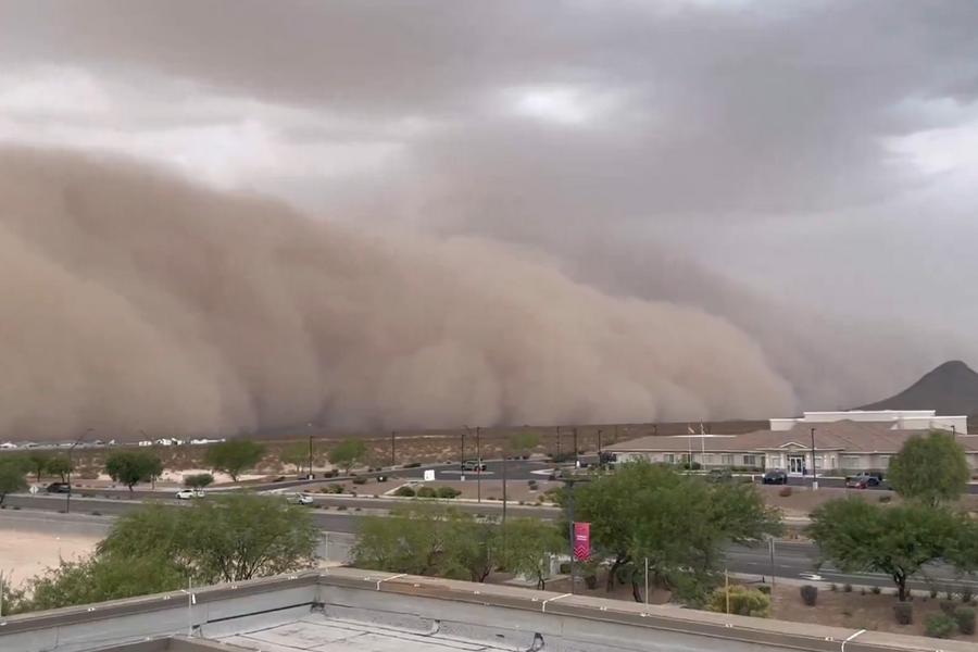 Video bão bụi khổng lồ bao phủ cả thành phố ở Mỹ