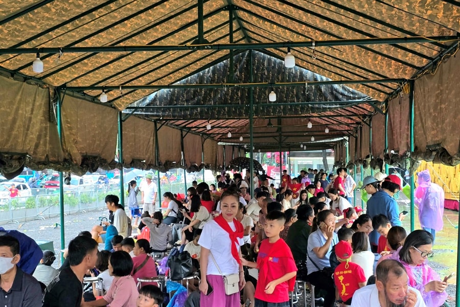 Cận cảnh 10 nhà bạt dã chiến sẵn sàng phục vụ nhân dân xem diễu binh, diễu hành A80 trong mưa gió