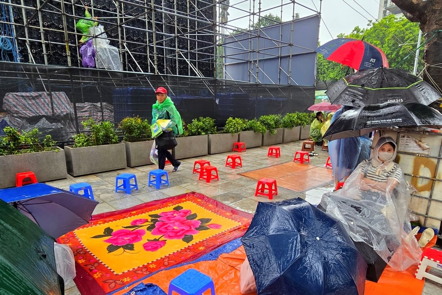 Công an Hà Nội xử lý các trường hợp xếp ghế, trải bạt giữ chỗ... để 'bán chỗ'