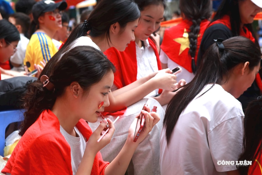 Giữ chỗ từ trưa, bạn nữ tranh thủ trang điểm, làm đẹp 'trên vỉa hè'