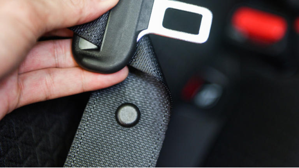 Nút nhỏ trên dây an toàn xe dùng để làm gì?