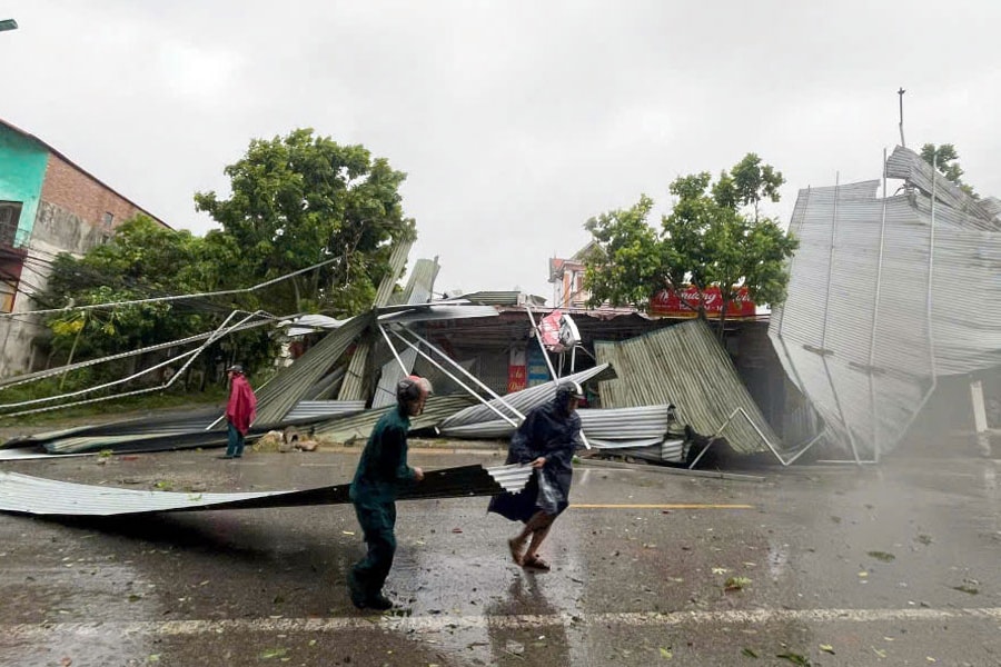 Nhanh chóng hỗ trợ Nhân dân sửa chữa nhà cửa bị tốc mái, hư hại do bão, lũ