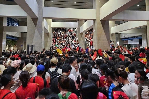 Người dân đổ về Metro Cát Linh - Hà Đông chờ xem diễu binh: Tình yêu tổ quốc dâng trào