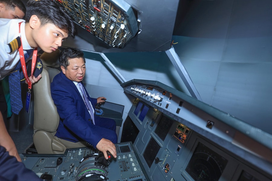 Bộ trưởng Trần Hồng Minh thăm không gian trưng bày thành tựu 80 năm Bộ Xây dựng