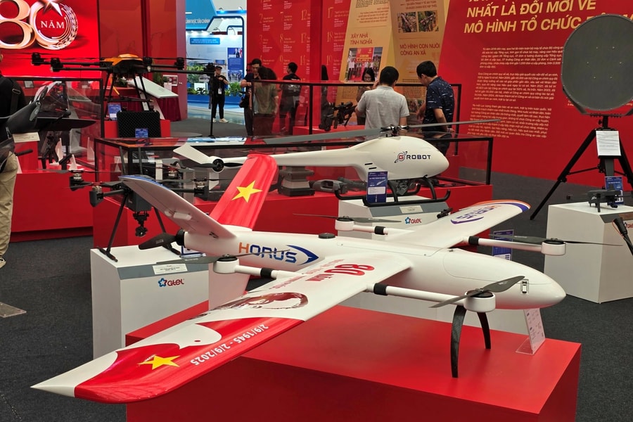 Loạt UAV, súng tiểu liên hiện đại của Bộ Công an thu hút người xem tại Triển lãm thành tựu đất nước