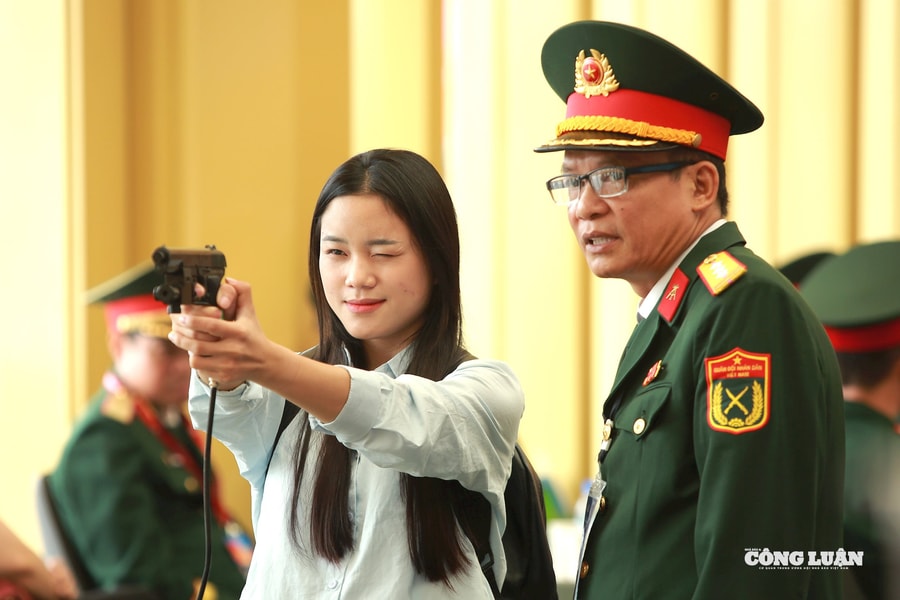 Trải nghiệm thực tế ảo, lái xe Trường Sơn, bắn súng… hút khách tại triển lãm 80 năm Quốc khánh