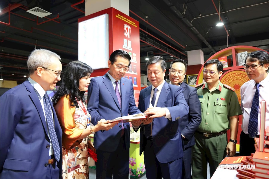 Ra mắt hai ấn phẩm đặc biệt: Đúc kết những quyết sách lịch sử và tôn vinh hình tượng Công an