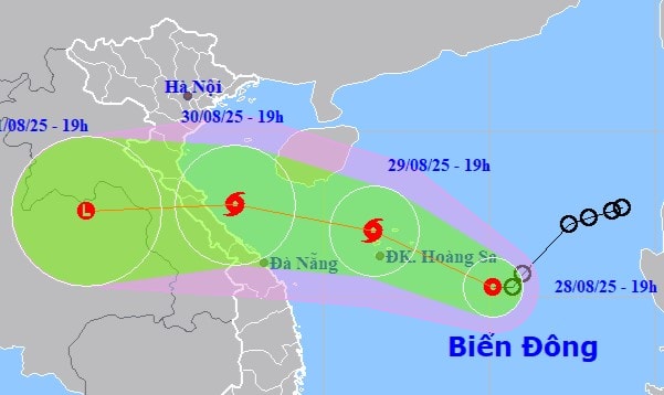 Áp thấp nhiệt đới trên Biển Đông mạnh lên, hướng vào miền Trung