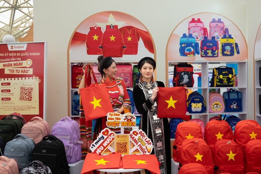 2.000 “túi tự hào” in quốc kỳ đến tay người dân trong ngày khai mạc triển lãm 80 năm Độc lập – Tự do – Hạnh phúc