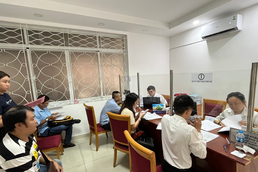 Cán bộ, công chức, viên chức, người lao động và lực lượng vũ trang đã đủ tuổi nghỉ hưu thấp nhất nghỉ việc ngay do sắp xếp bộ máy được hưởng chính sách gì?