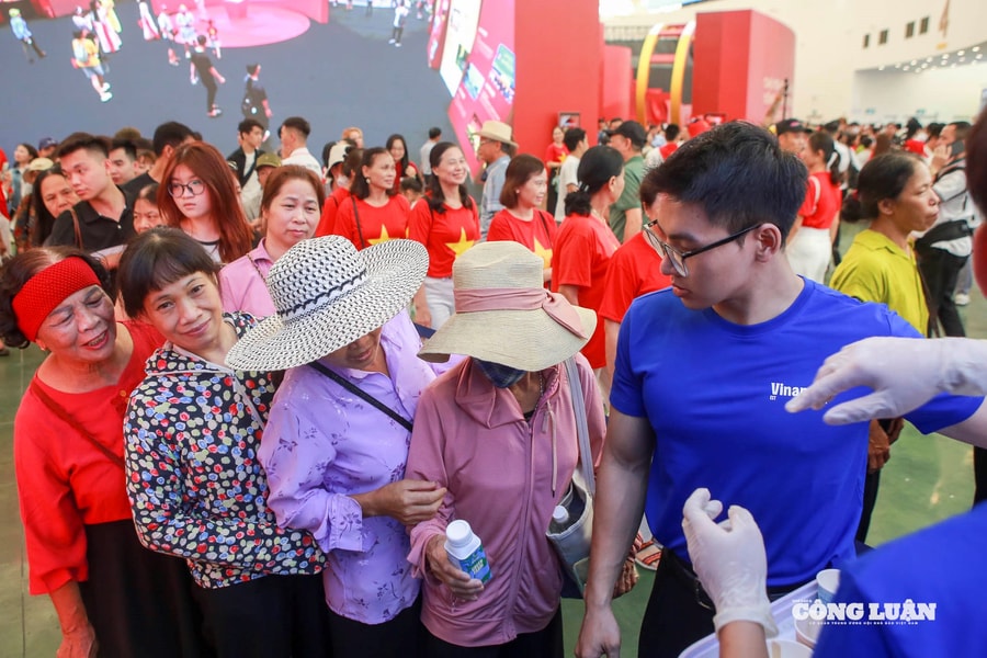 Khách nườm nượp chụp ảnh, nhận sữa miễn phí tại Triển lãm 80 năm Quốc khánh