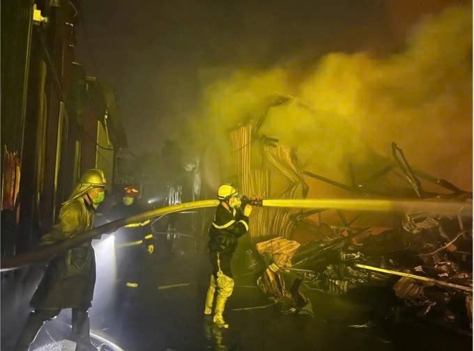 Hà Nội: Xưởng in bốc cháy ngùn ngụt lúc rạng sáng