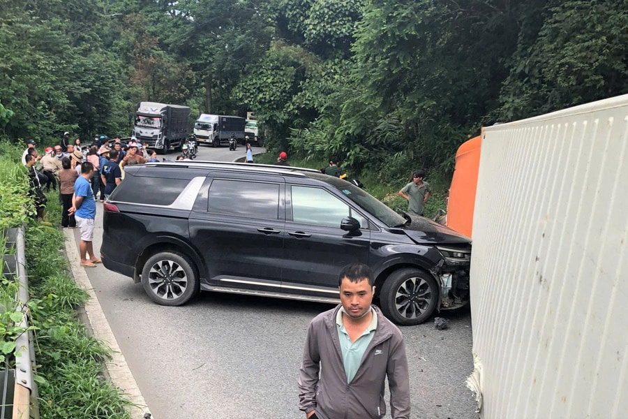 Container mất phanh lật ngang, đèo Bảo Lộc ách tắc nhiều giờ