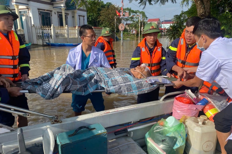 CSGT dùng xuồng chuyên dụng giải cứu người dân vùng ngập ở Thanh Hóa