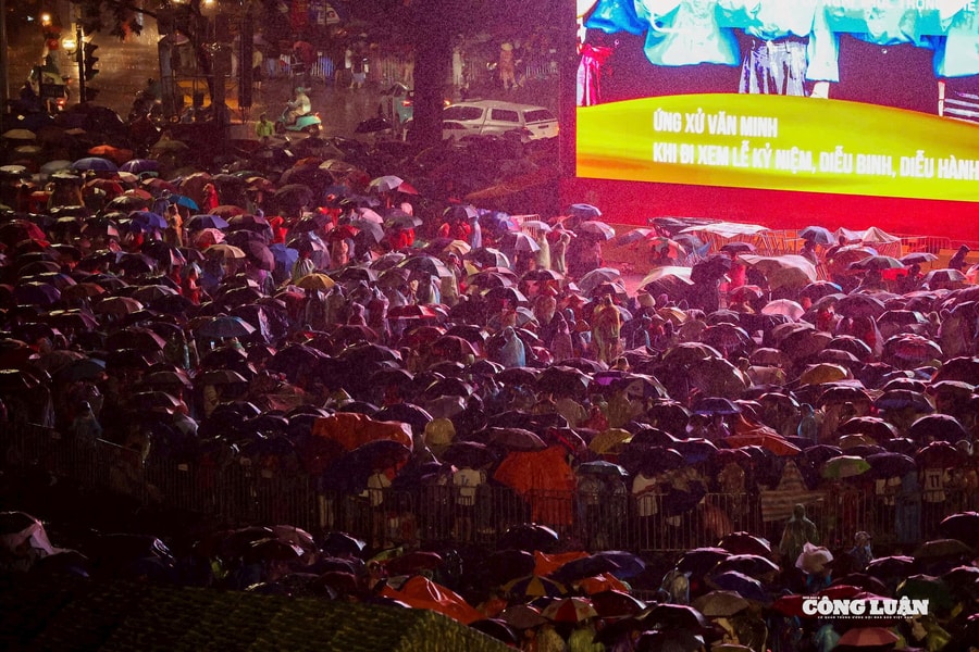 Hàng vạn người dân 'đội mưa' trong đêm chờ xem tổng duyệt diễu binh, diễu hành A80