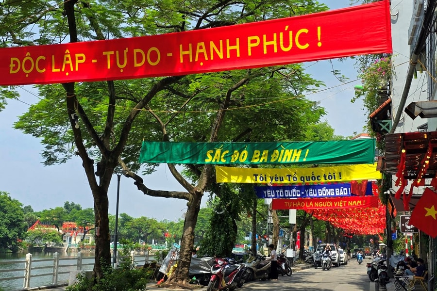 28.000 lá cờ Tổ quốc tung bay trên tuyến phố dài 800 mét