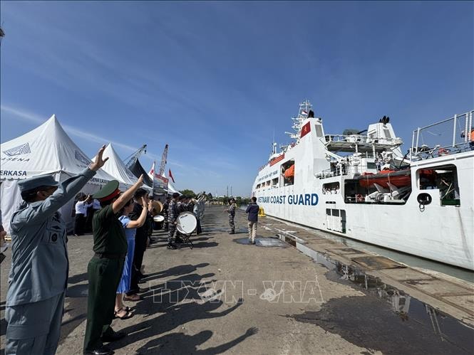 Tàu Cảnh sát Biển Việt Nam CBS 8001 kết thúc tốt đẹp chuyến thăm Indonesia