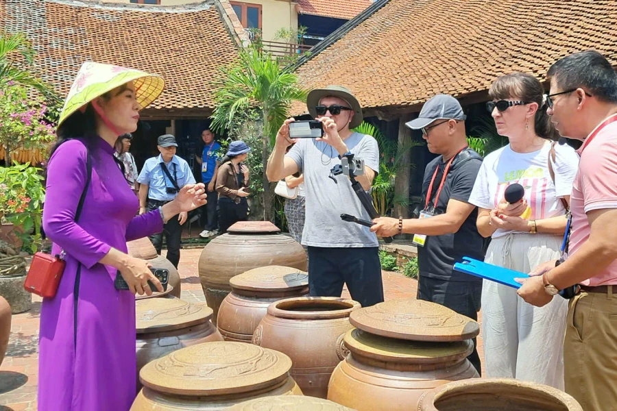 Đoàn phóng viên quốc tế khám phá di sản Hà Nội