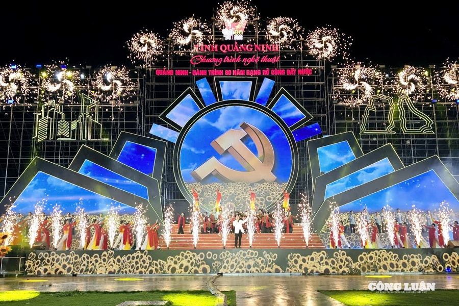 Quảng Ninh: Hàng vạn người dân đội mưa xem chương trình nghệ thuật kỷ niệm 80 năm Quốc khánh 2/9