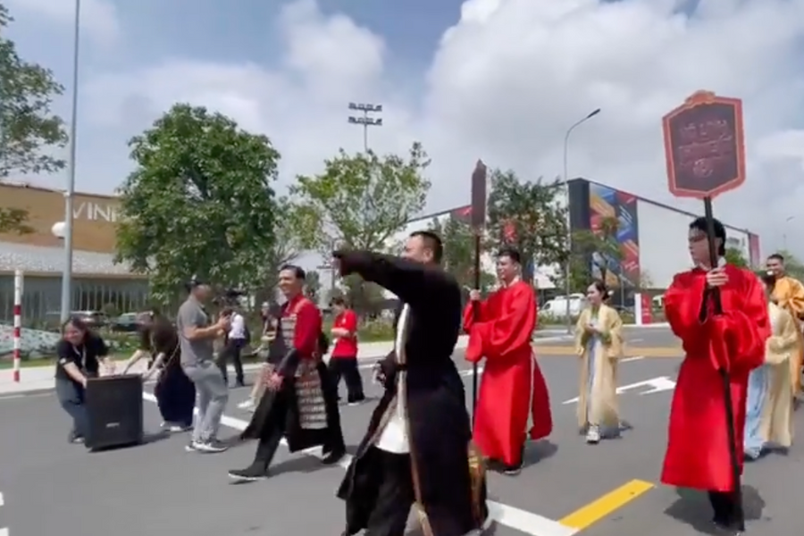 NSND Tự Long gây chú ý khi mặc cổ phục phim 'Hộ linh tráng sĩ' diễu hành