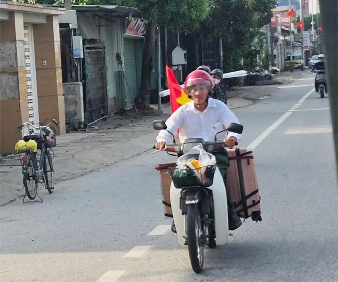 Cụ ông U80 'truyền lửa' bằng hành trình đi xe máy ra Thủ đô dự Quốc khánh 2/9