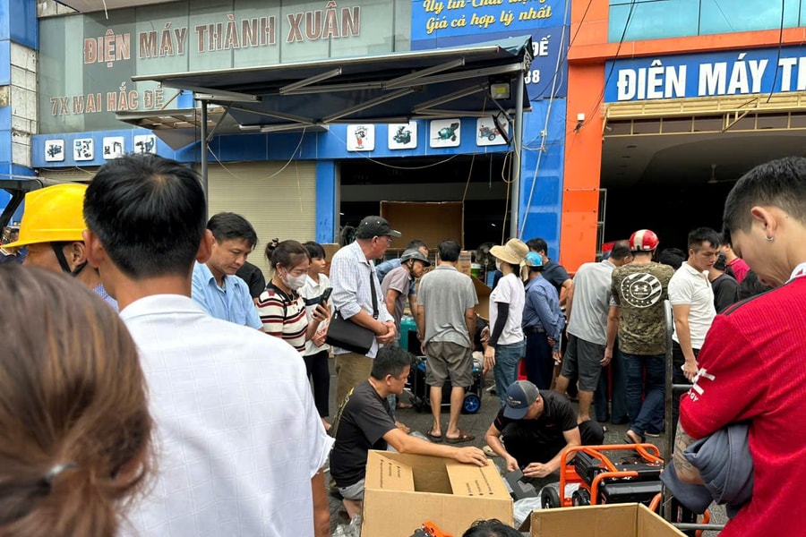 Đổ xô mua máy phát điện hậu bão, giá tăng vẫn “cháy hàng”