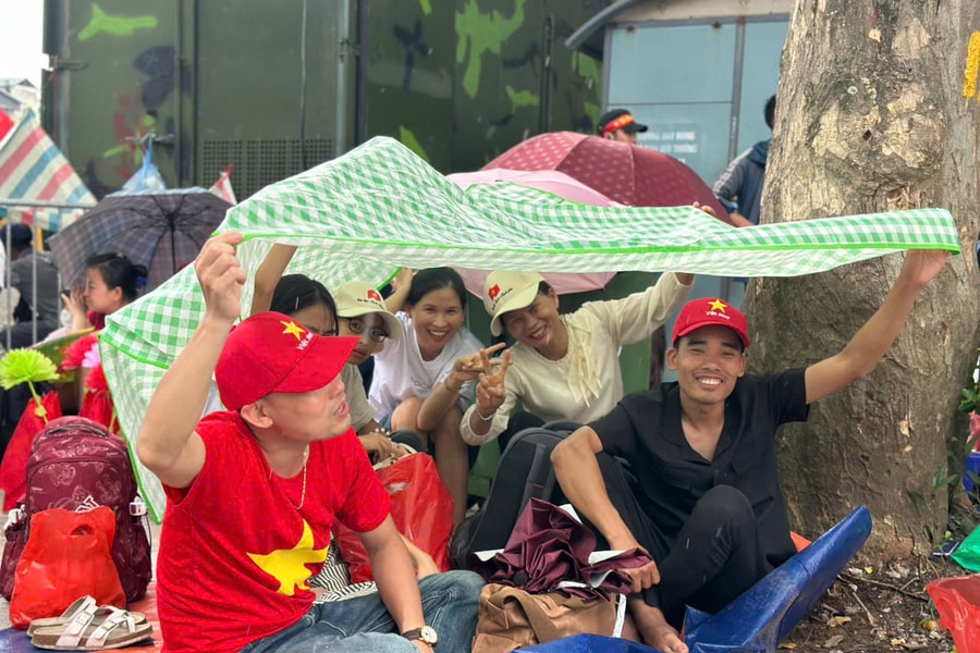 Hàng nghìn người dân 'ngủ vỉa hè', dù mưa vẫn quyết tâm không bỏ lỡ tổng duyệt A80