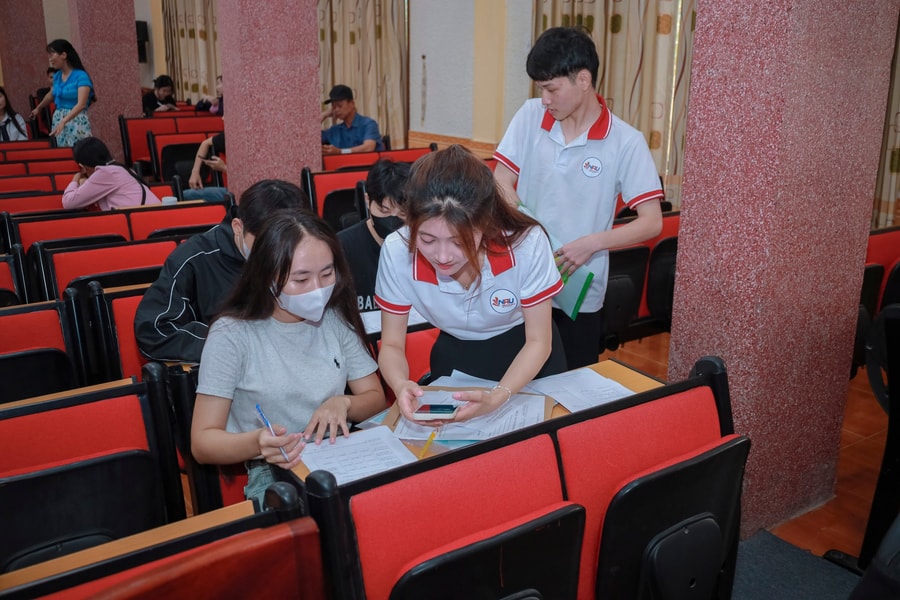 Bếp ăn bán trú đổi chủ, nhà trường nói gì trước phản ứng của phụ huynh?”