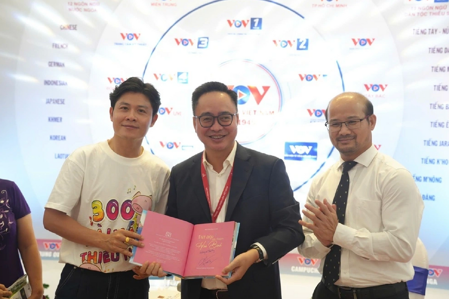 Nhạc sĩ Nguyễn Văn Chung trao tặng Đài Tiếng nói Việt Nam 300 bài hát thiếu nhi