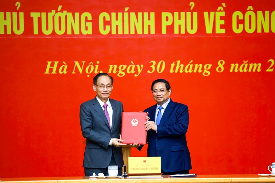 Thủ tướng Phạm Minh Chính trao quyết định bổ nhiệm Quyền Bộ trưởng Bộ Ngoại giao