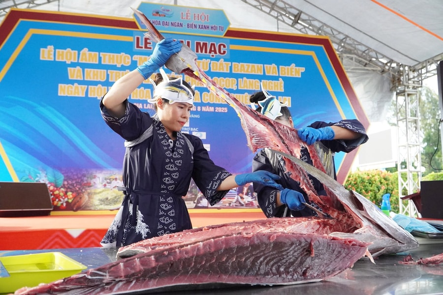 Ấn tượng màn trình diễn phi lê cá ngừ tại lễ hội Gia Lai