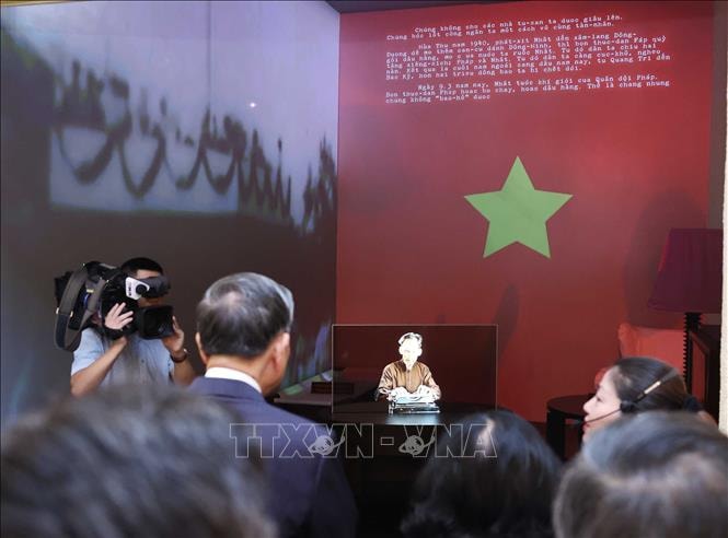 Tổng Bí thư Tô Lâm dâng hương tưởng niệm Chủ tịch Hồ Chí Minh tại Di tích nhà số 48 Hàng Ngang