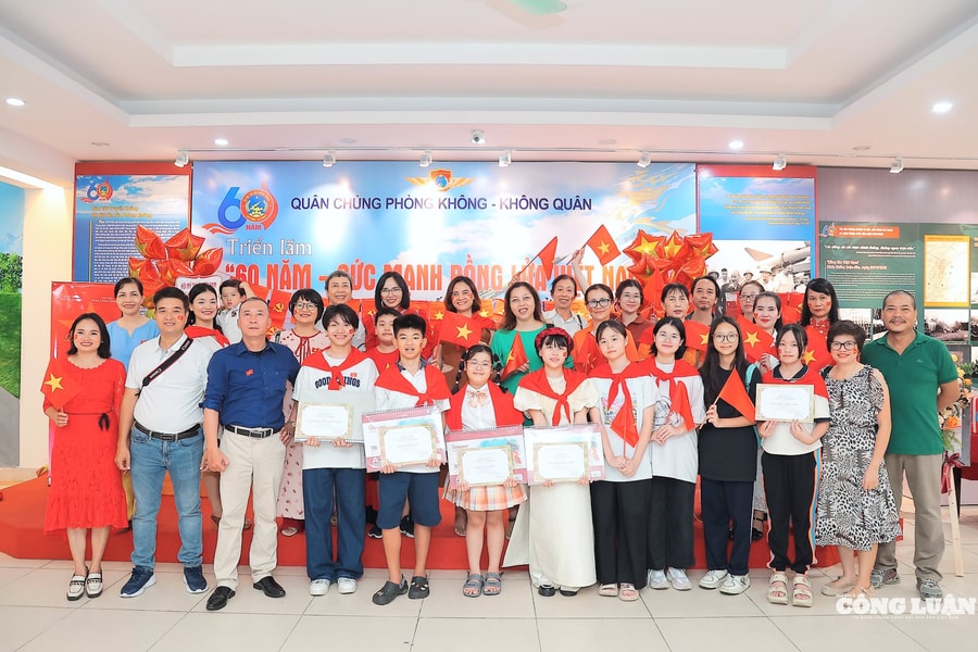 'Dấu ấn 1945 – Hồi ức vinh quang': Ký ức lịch sử tái hiện qua nét vẽ của các hoạ sĩ nhí