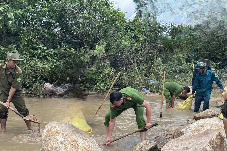 Gia Lai: Công an, chính quyền xúc cát, đá khắc phục ngầm tràn bị nước lũ “đánh” hỏng