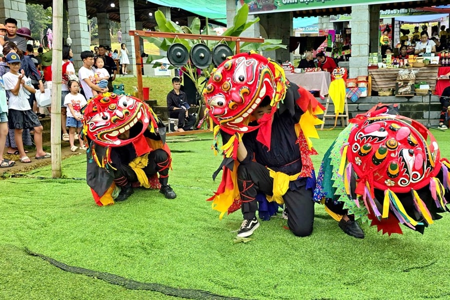 'Phiên chợ vùng cao - Vui Tết Độc lập': Ấn tượng màn trình diễn múa sư tử mèo của dân tộc Tày và Nùng